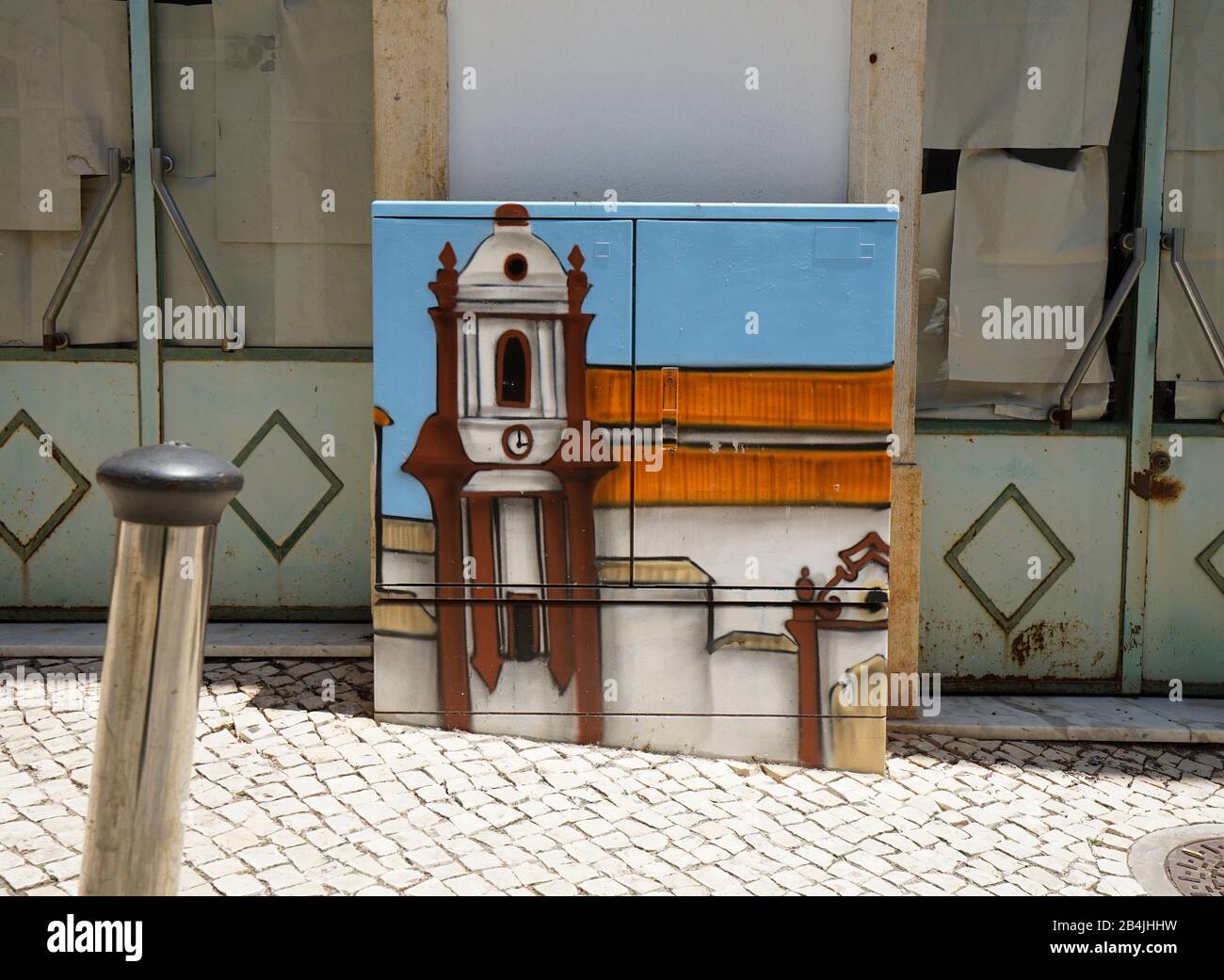 Europa, Portogallo, regione dell'Algarve, Silves, scatola elettrica colorata dipinta su una parete della casa a Silves Foto Stock