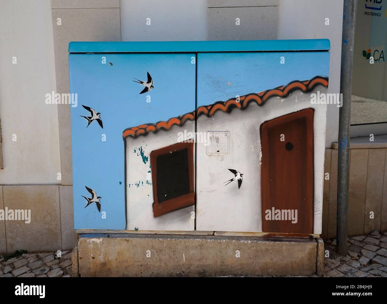 Europa, Portogallo, regione dell'Algarve, Silves, scatola elettrica colorata dipinta su una parete della casa a Silves Foto Stock