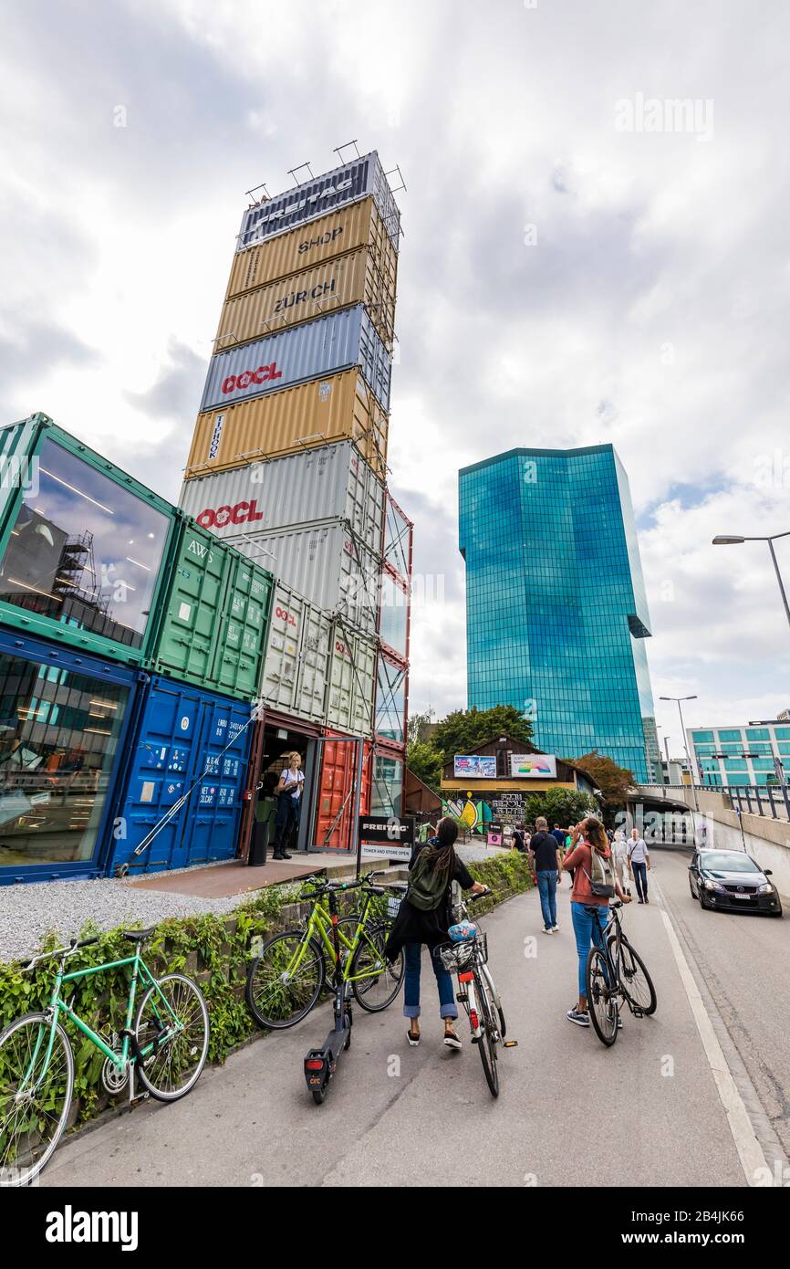 Svizzera, Canton Zurigo, Zurigo, Zurigo Ovest, Quartiere Industriale, Freitag Flagship Store, Container Ferroviari Impilati, Prime Tower Foto Stock