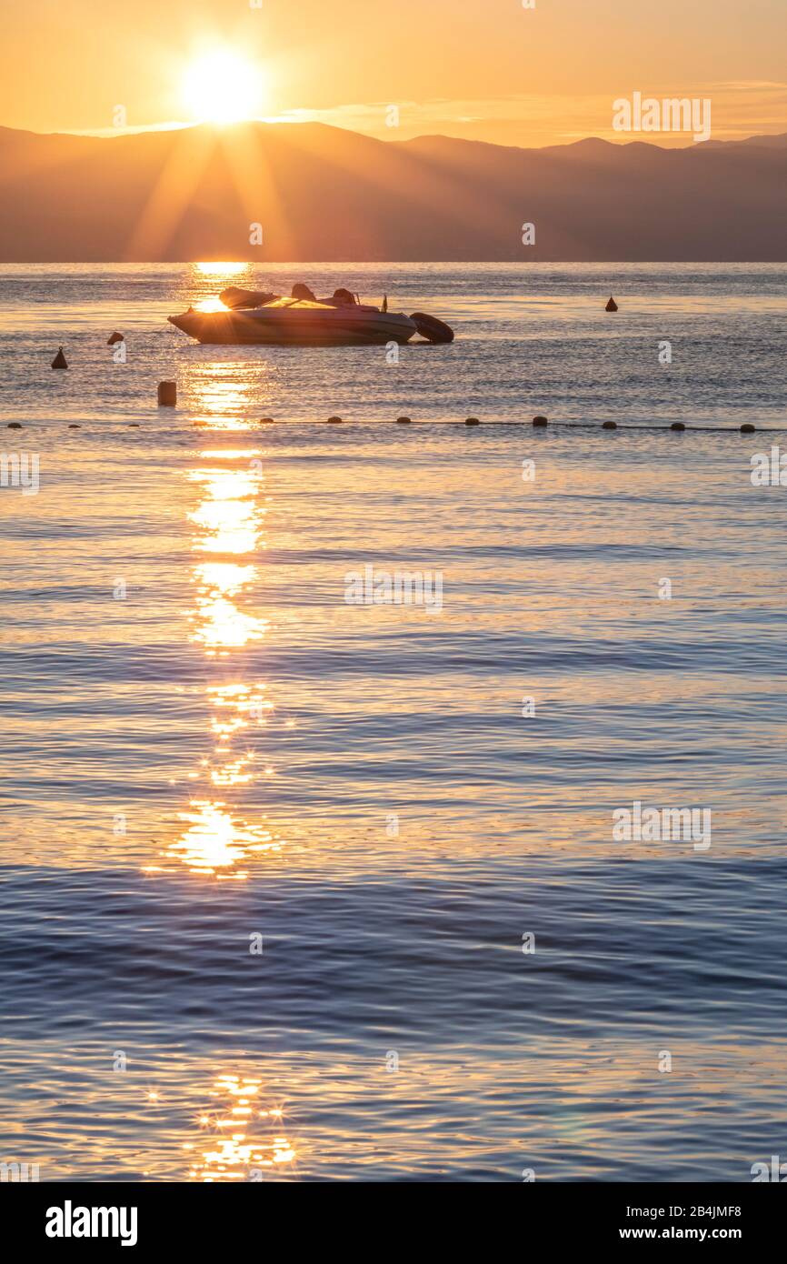Barche da pesca offshore, sul lungomare di Molenicka Draga, Kvarner Bay, Opatija riviera, Adriatico, Croazia Foto Stock