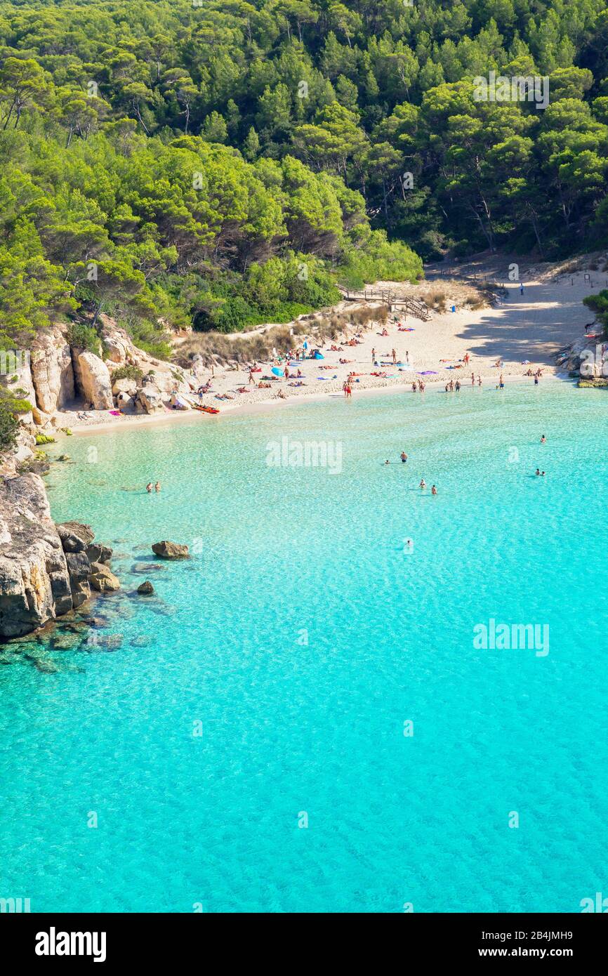 Vista in elevazione della Cala Mitjana, Menorca, isole Baleari, Spagna, Europa Foto Stock