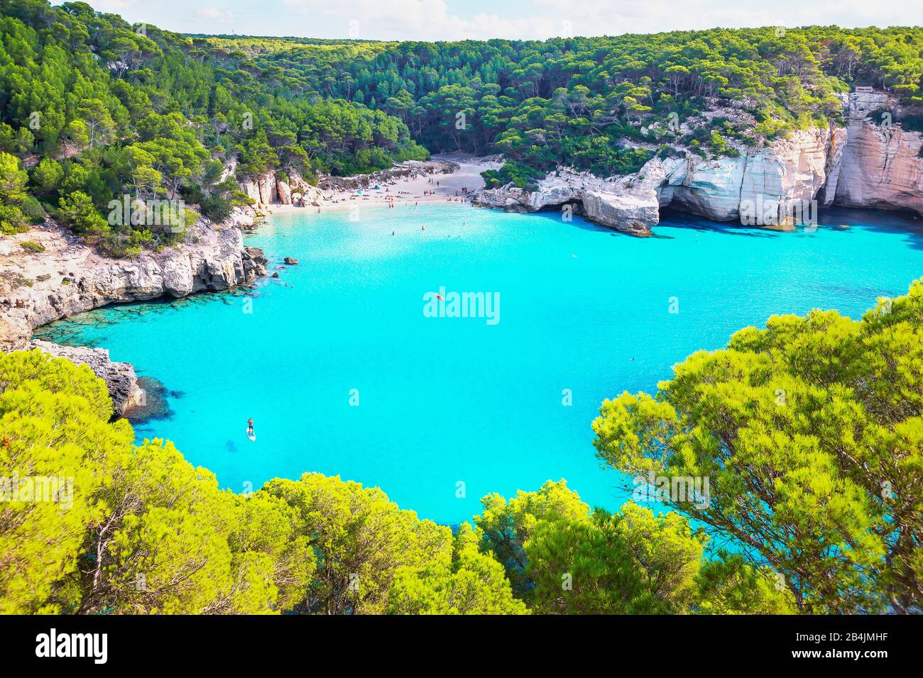 Vista in elevazione della Cala Mitjana, Menorca, isole Baleari, Spagna, Europa Foto Stock