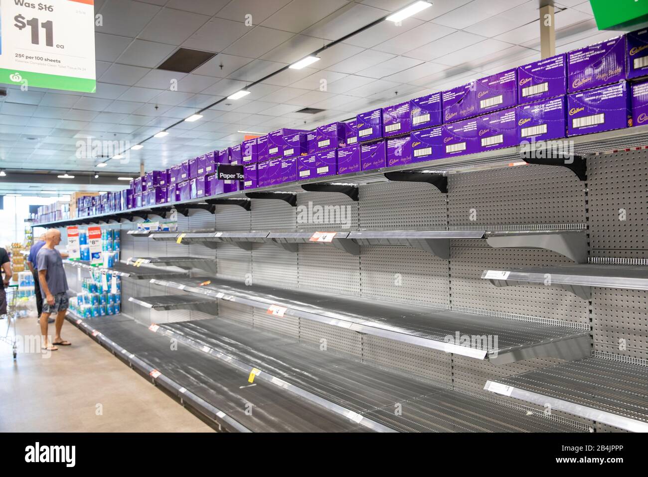 Il coronavirus in Australia conduce all'acquisto di massa di panic della carta igienica dei rotoli di carta igienica lasciando i supermercati con scaffali vuoti e la necessità di limitare l'acquisto Foto Stock