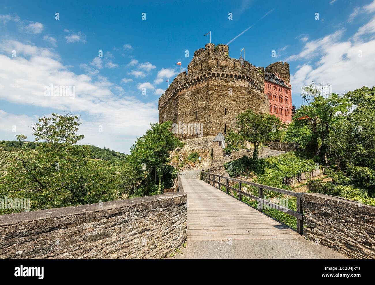 Ponte verso la Schönburg a Oberwesel sul Reno centrale, il castello romantico ospita un hotel castello e un museo, nonché la Kolpinghaus, come castello giovanile della Kolping Society, parte della 'Patrimonio Mondiale Dell'Unesco alta Valle del Reno', puro romanticismo del Reno, Foto Stock