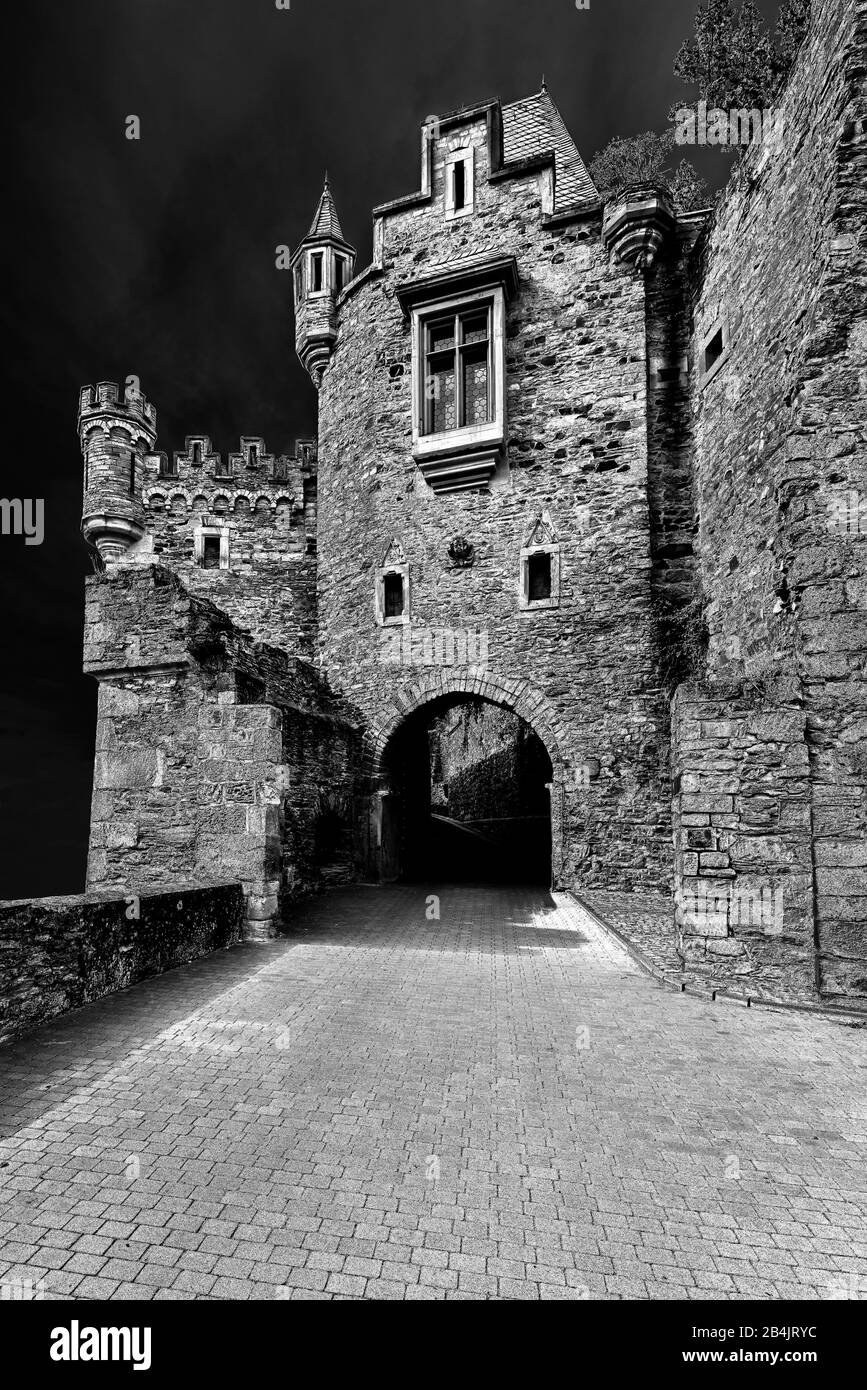 Castello di Dhaun nei pressi di Hochstetten-Dhaun sulla Nahe, rovina del castello il cui palazzo è sede del 'Heim-Volkshochschule Schloss Dhaun' (scuola), grande complesso con bastione, Bering con torri di difesa, cancello e parco del palazzo, alto sopra la Kellenbachtal (valle) all'ingresso del Hunsrück, Foto Stock