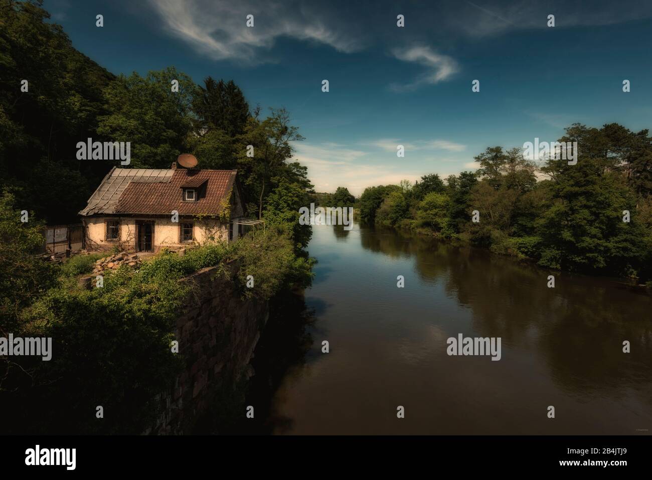 Vecchia casa fatiscente, alla fine del parco termale di Bad Kreuznach, nella valle salina, romanticismo morboso, mistico e romantico e allo stesso tempo inquietante, Foto Stock