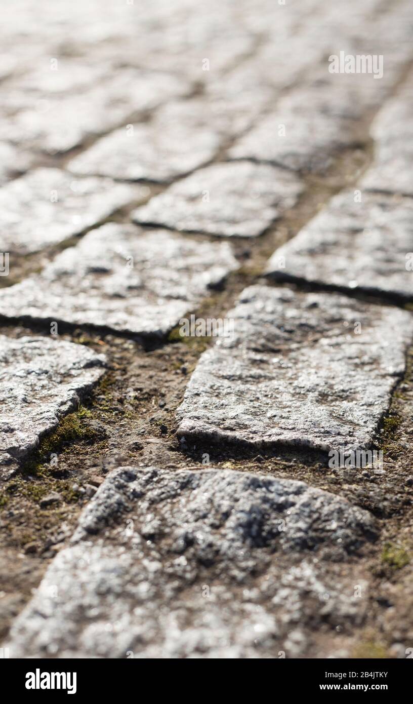 pavimentazione in pietra con linee diagonali e sfocatura selettiva Foto Stock
