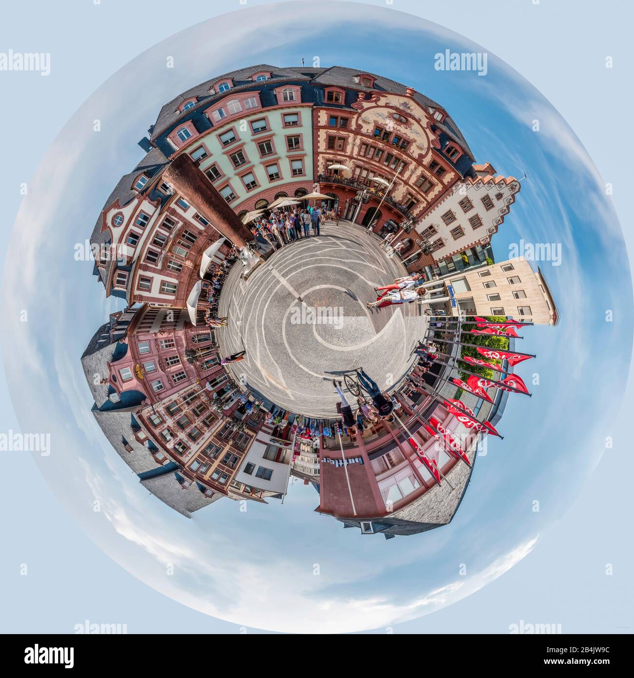 Piazza del mercato di Magonza, Versione Little Planet, vista a nord, con Löwen-Apotheke, caffè, foglie extra, haystack, restaurato, facciate storiche barocche, Foto Stock