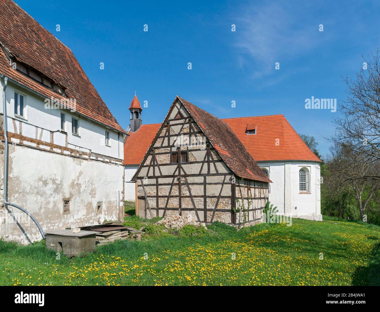 Germania, Baden-Württemberg, Rottenburg am Neckar, Löwenzahnwiese, fienile, vicino alla cappella del centro storico, la cappella è nel nucleo romanico, ampliato nel 1688, ristrutturato nel 1983/85. Foto Stock