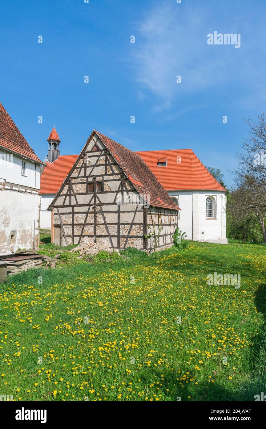 Germania, Baden-Württemberg, Rottenburg am Neckar, Löwenzahnwiese, fienile, vicino alla cappella del centro storico, la cappella è nel nucleo romanico, ampliato nel 1688, ristrutturato nel 1983/85. Foto Stock