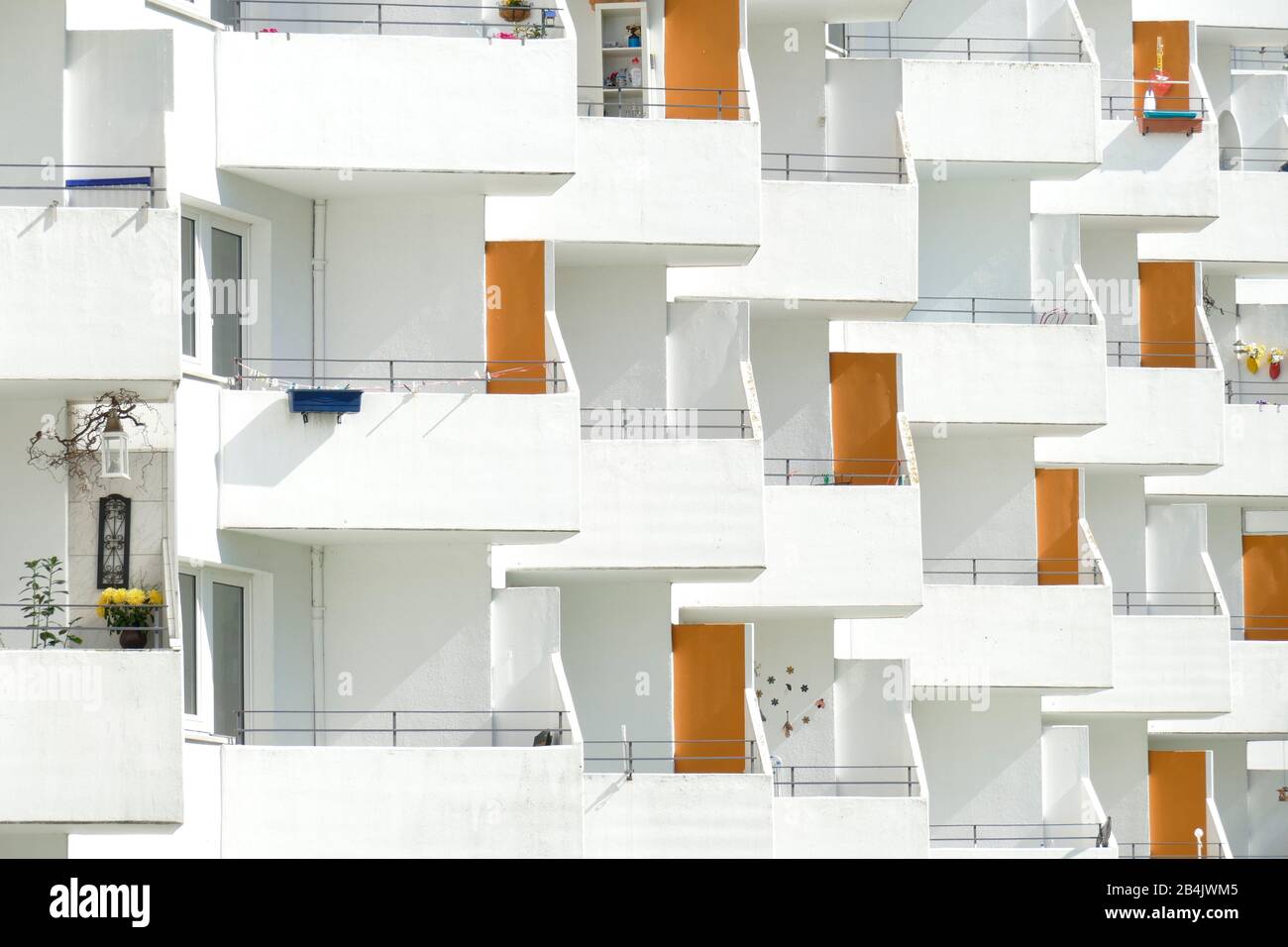Balkone an einem weißen Wohnhaus, monotone Hausfassade, Vahr, Bremen, Deutschland Foto Stock