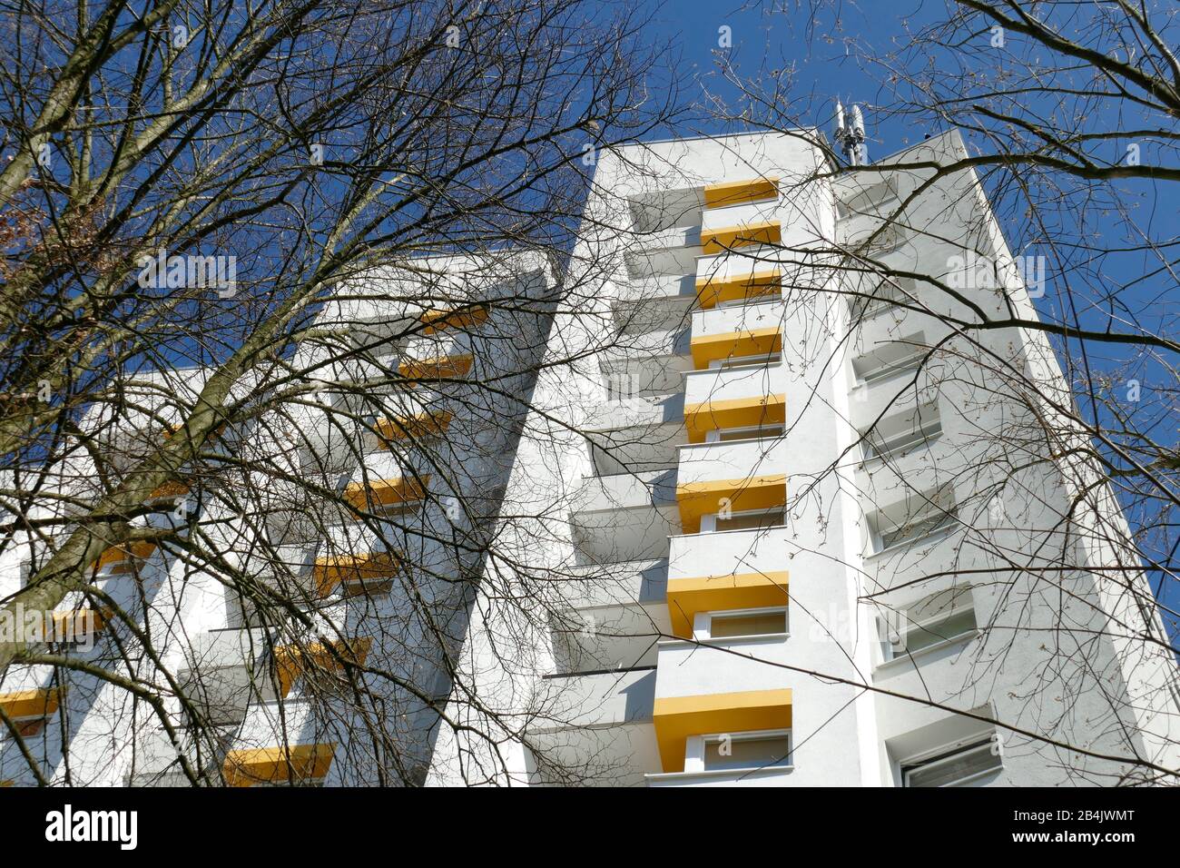 Weißes Wohnhaus, Monotone Hausfassade, Vahr, Bremen, Deutschland Foto Stock