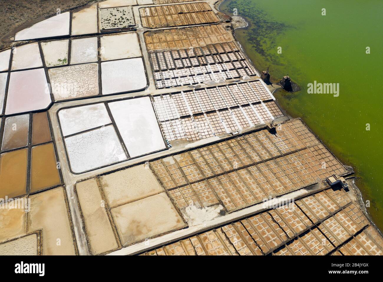 Impianto di recupero del sale, Salinas de janubio, a Yaiza, prelievo dei droni, Lanzarote, Isole Canarie, Spagna Foto Stock