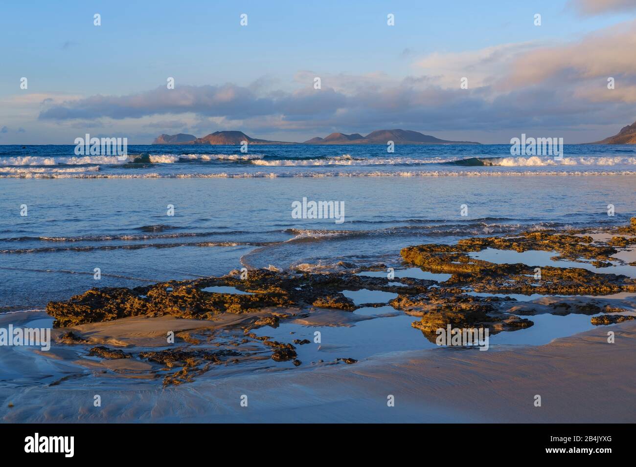 Spiaggia Di Caleta De Famara, Dietro La Graciosa, Lanzarote, Isole Canarie, Spagna Foto Stock