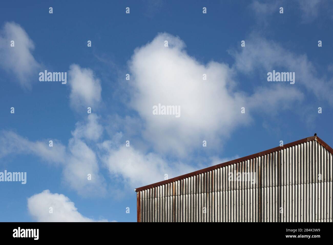 fotografia astratta dell'angolo di un edificio con nuvole sullo sfondo Foto Stock