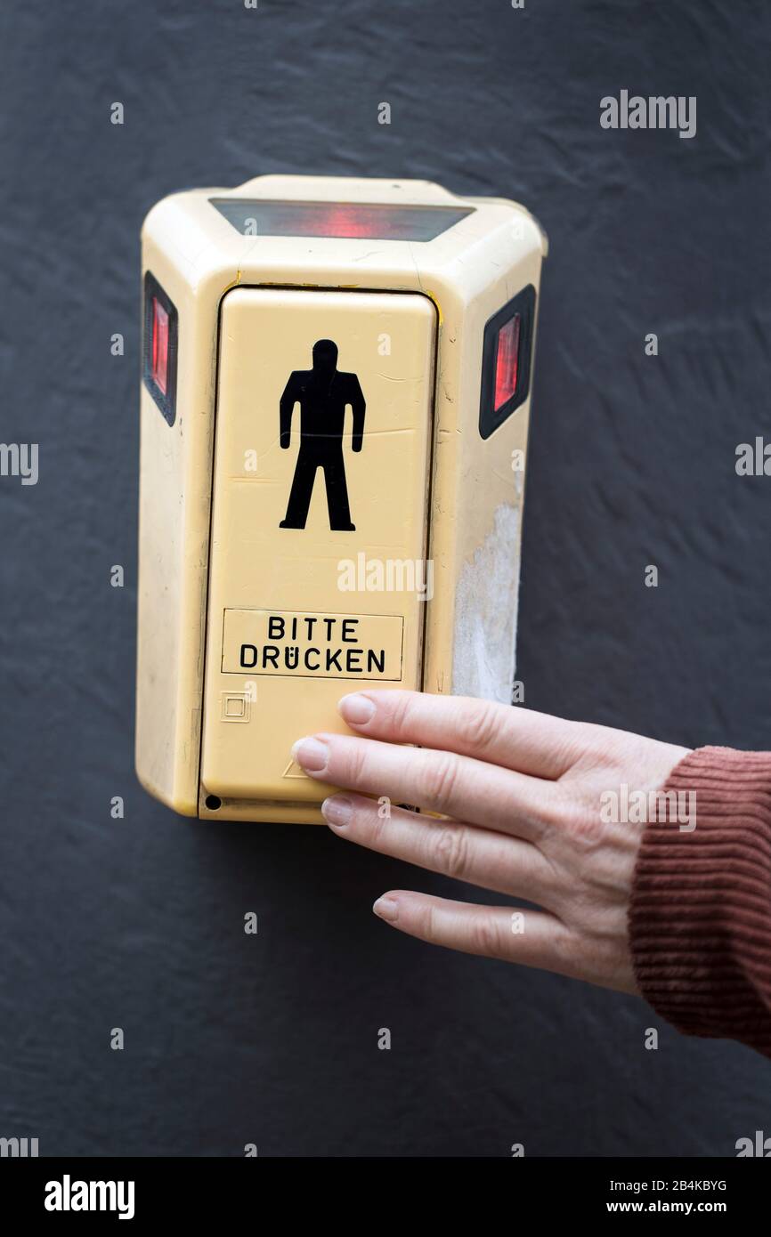 Spingitore su una luce pedone per richiedere il verde. Foto Stock