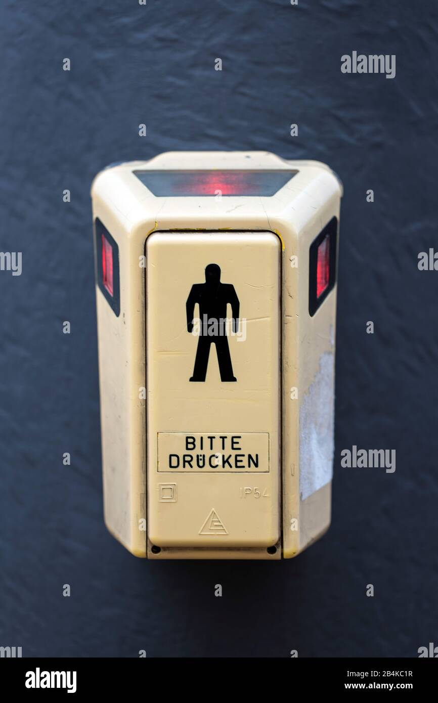 Spingitore su una luce pedone per richiedere il verde. Foto Stock