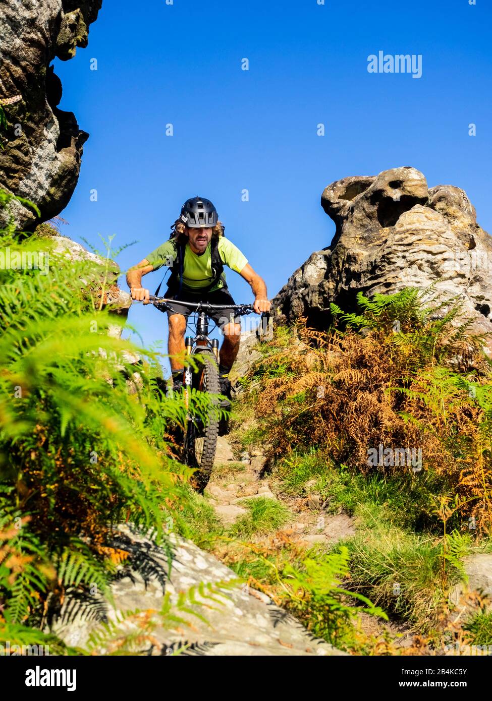 Mountain bike nei Paesi Baschi, scogliere e montagne a Hondarribia sul Golfo di Biscaglia Foto Stock