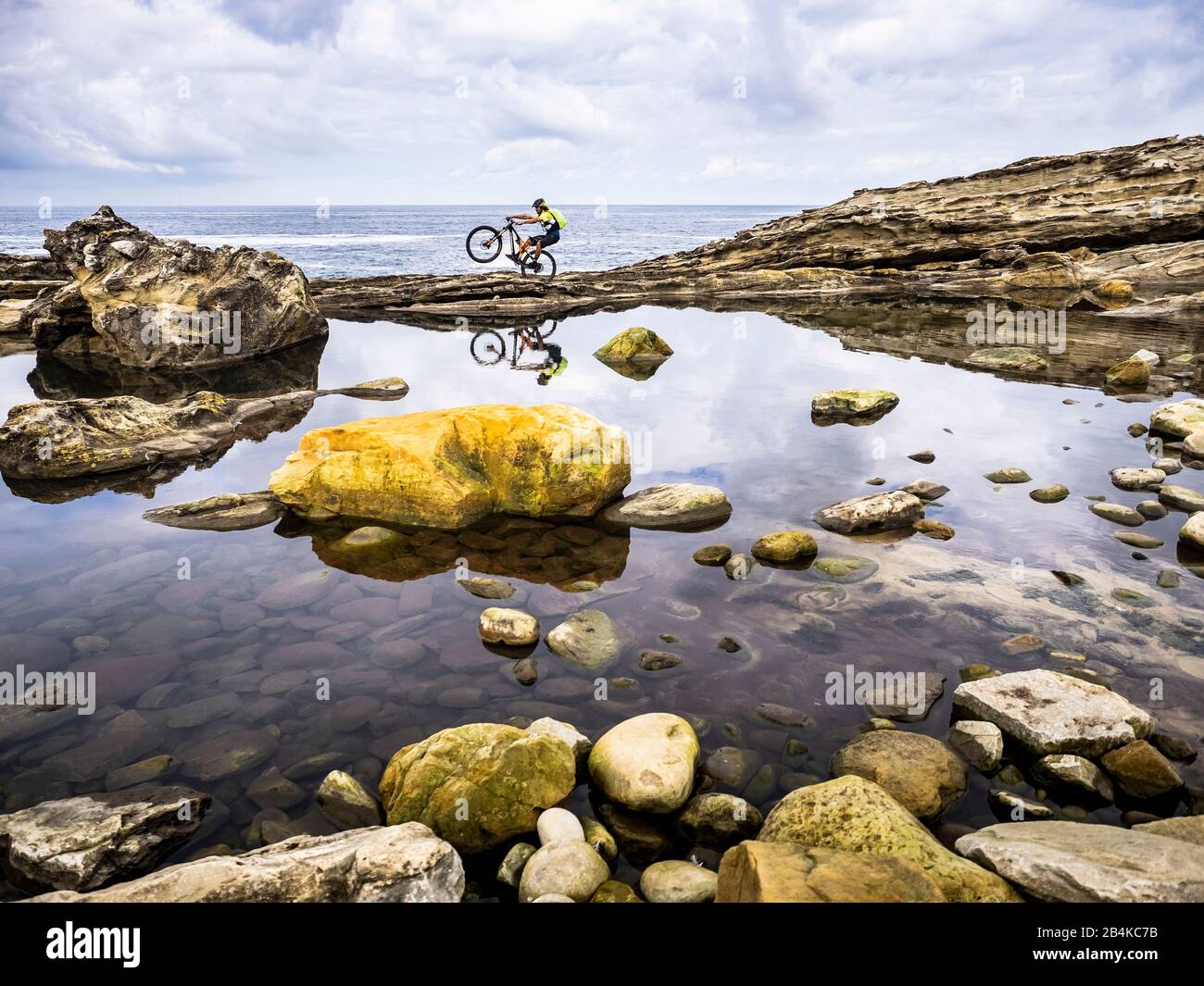 Mountain bike nei Paesi Baschi, scogliere e montagne a Hondarribia sul Golfo di Biscaglia Foto Stock