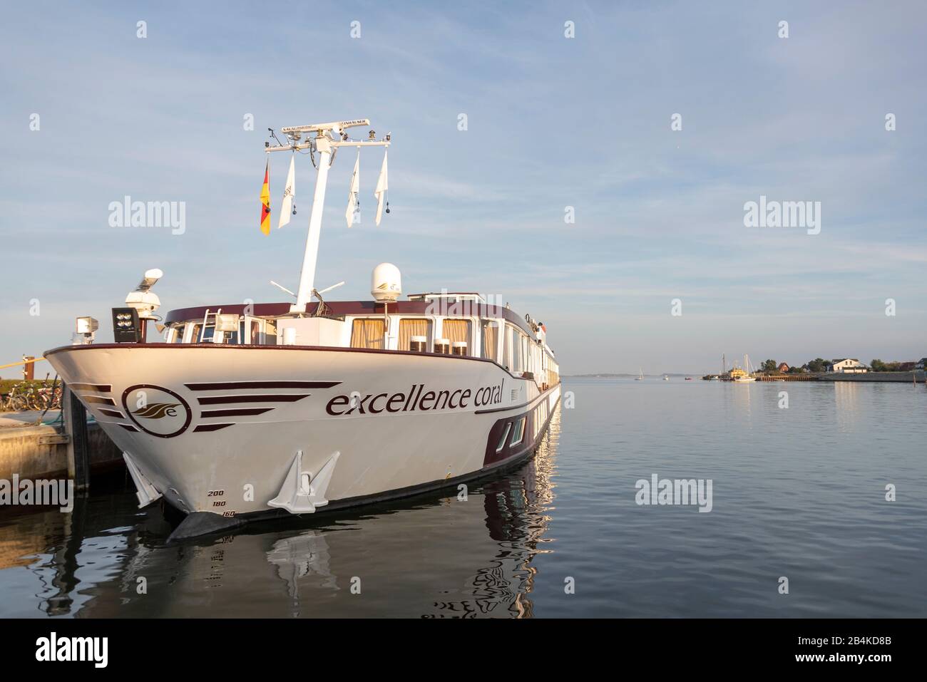 Germania, Meclemburgo-Pomerania occidentale, Hiddensee, il Corallo Excellence è ancorato al largo Hiddensee, nave passeggeri, viaggio sul fiume, viaggio in mare. Foto Stock Germania, Meclemburgo-Pomerania occidentale, Hiddensee, il Corallo Excellence è ancorato al largo Hiddensee, nave passeggeri, viaggio sul fiume, viaggio in mare. Foto Stock