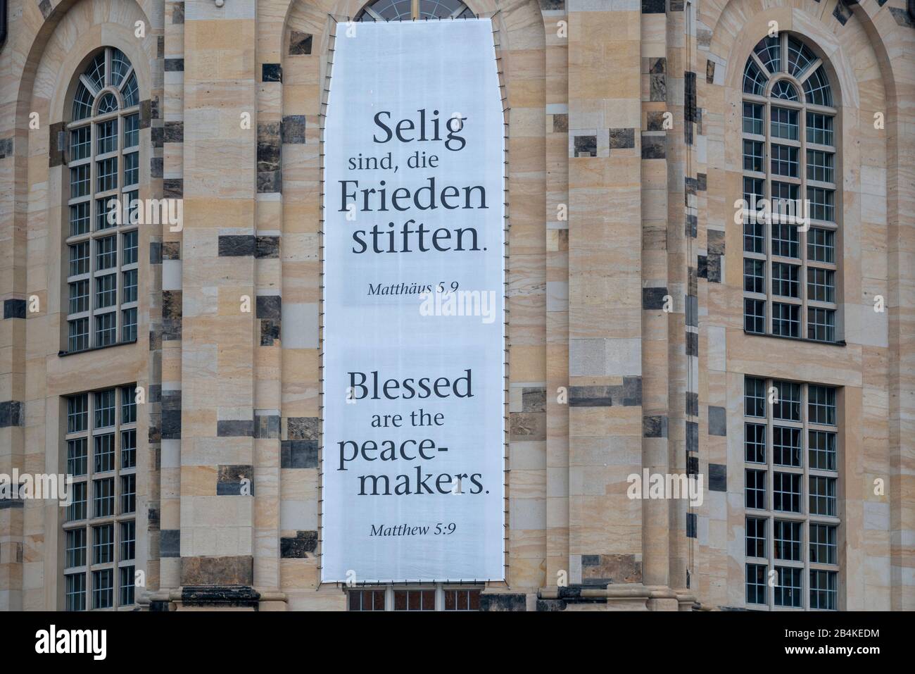 Germania, Sassonia. Dresda, banner alla Frauenkirche, lettere 'Beati sono i peacemakers, Città Vecchia di Dresda. Foto Stock