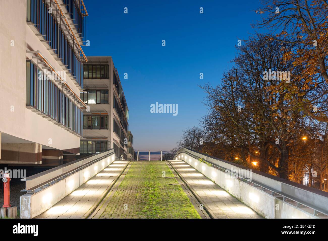 Germania, Sassonia-Anhalt, Halle, strada privata presso l'Ospedale Universitario Halle, edificio principale dell'ospedale. Foto Stock