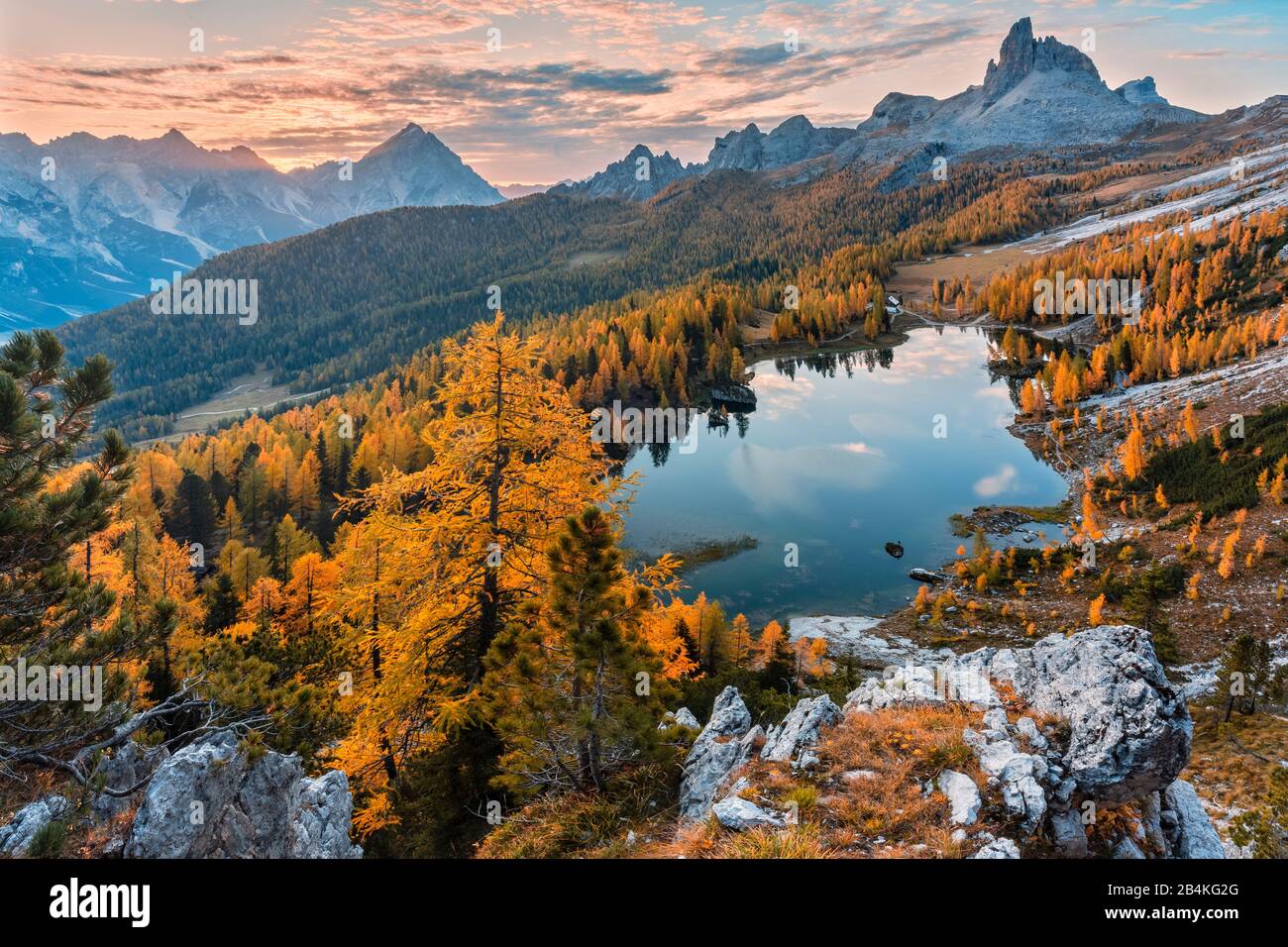 Lago di Federa (anche Lago da Lago) in autunno, dolomiti, cortina d'ampezzo, belluno, veneto, italia Foto Stock