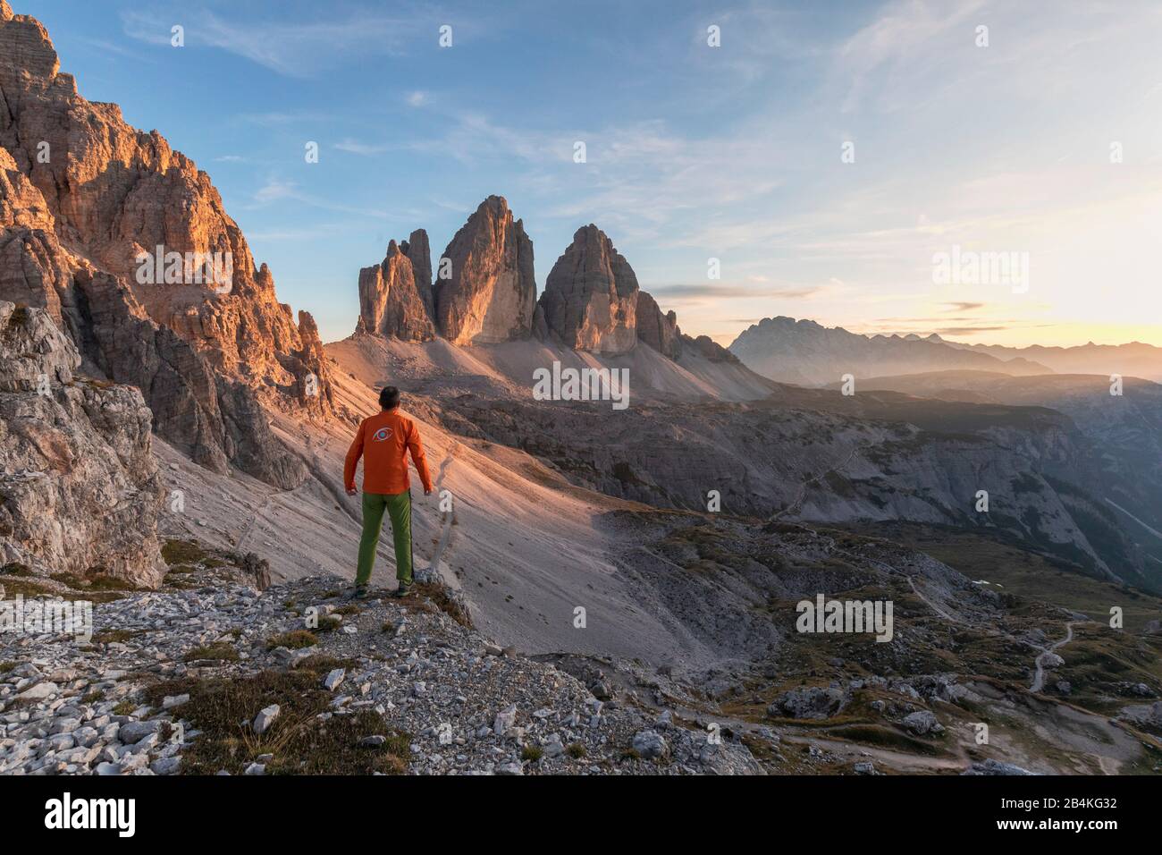 L'uomo in piedi ammira le tre cime di lavaredo al tramonto, Bolzano, Alto Adige, Italia, Europa Foto Stock