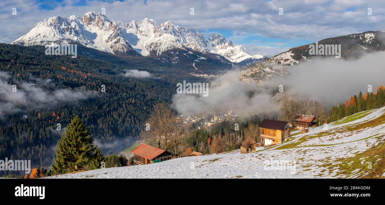 Visto su candide e casamazzagno, sullo sfondo le dolomiti di auronzo e comelico, Comelico superiore, Belluno, Veneto, Italia Foto Stock