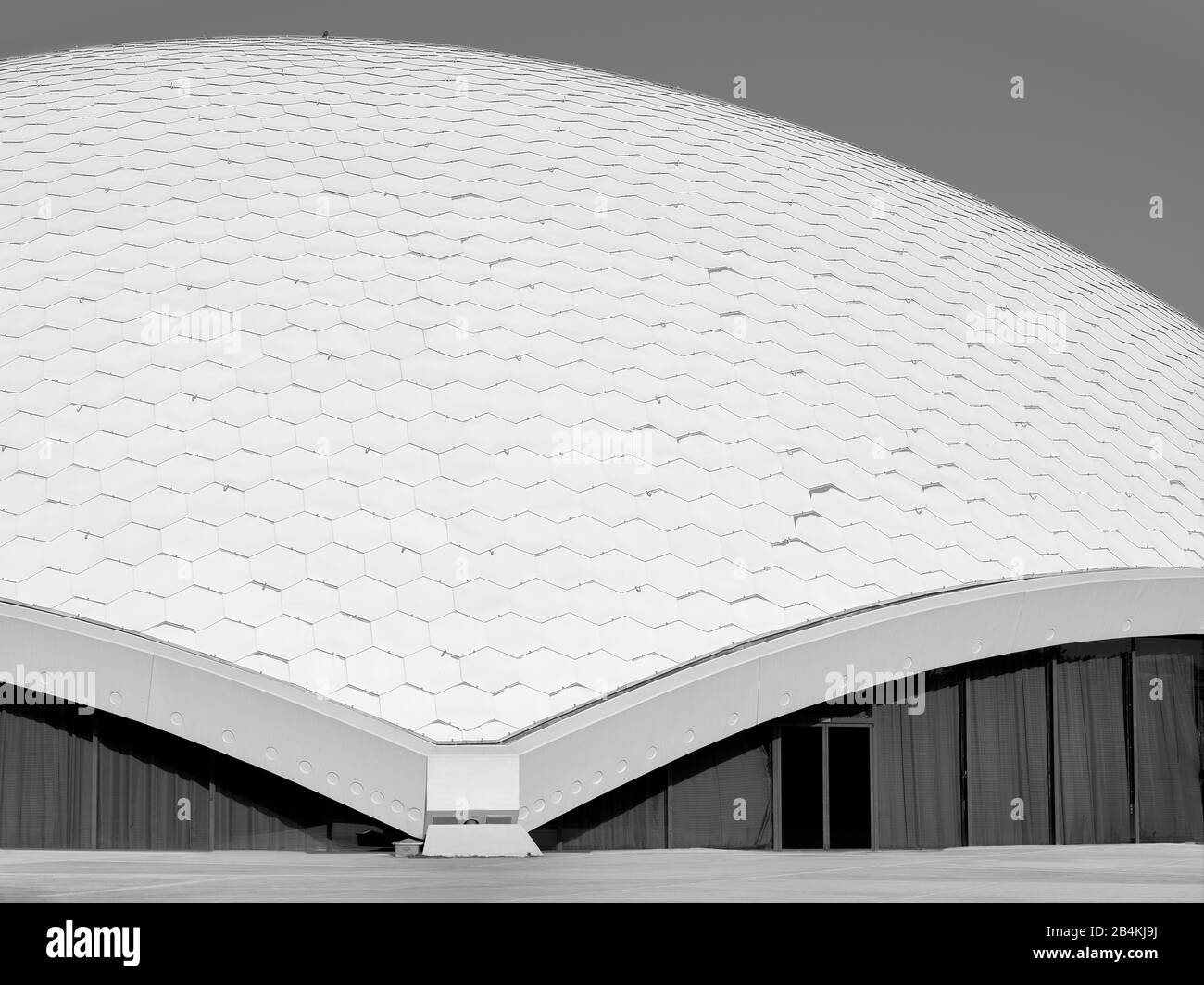 Die Schale des Dachs der Jahrhunderthalle Frankfurt, mit seinen sechseckigen Schindeln und der Randversteifung Foto Stock