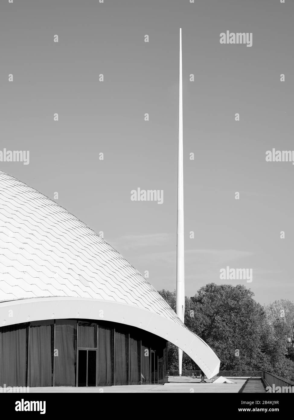 Das Schalendach und seine Randversteifung der Jahrhunderthalle Frankfurt mit dem charakteristischen Mast Foto Stock