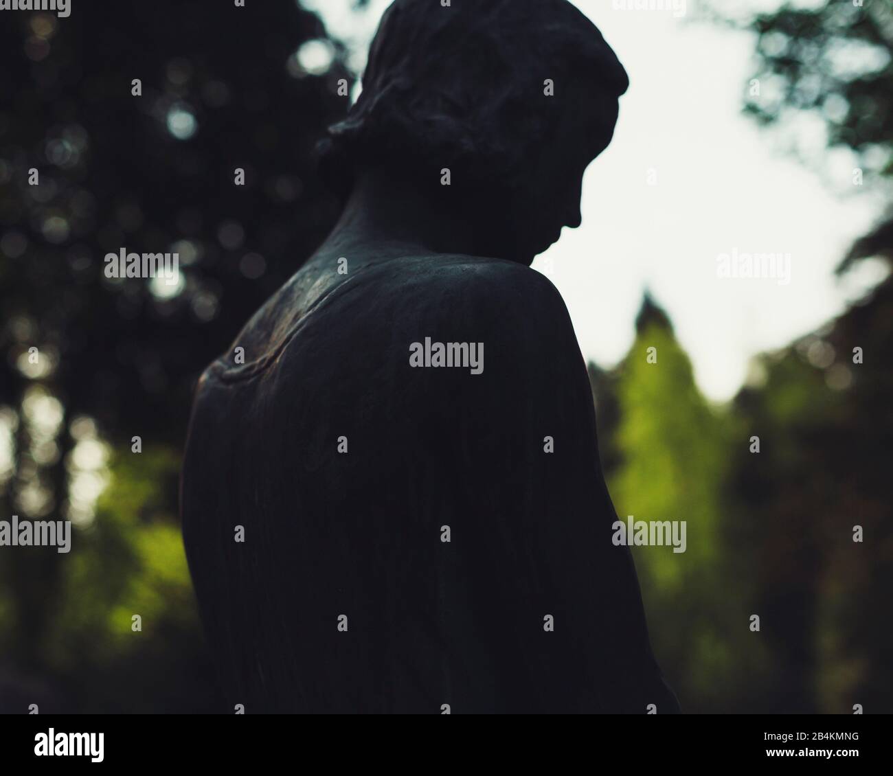 statua femminile in un parco Foto Stock