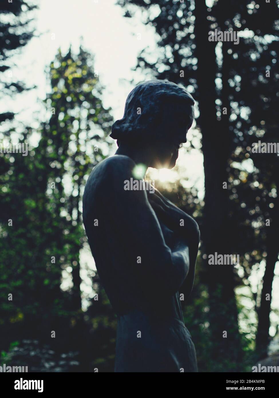 statua femminile in un parco Foto Stock