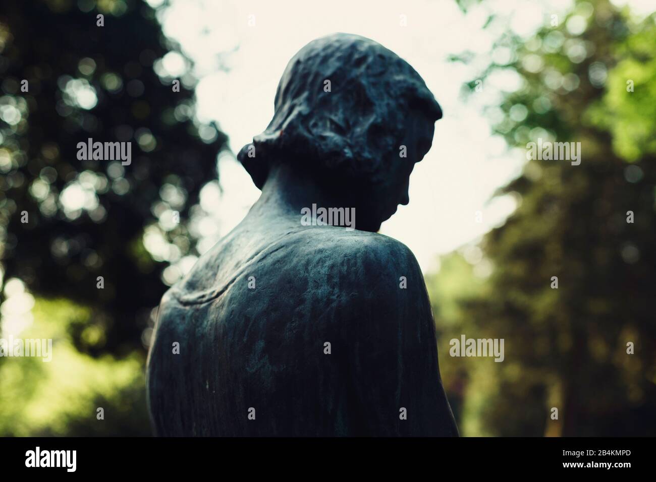 statua femminile in un parco Foto Stock