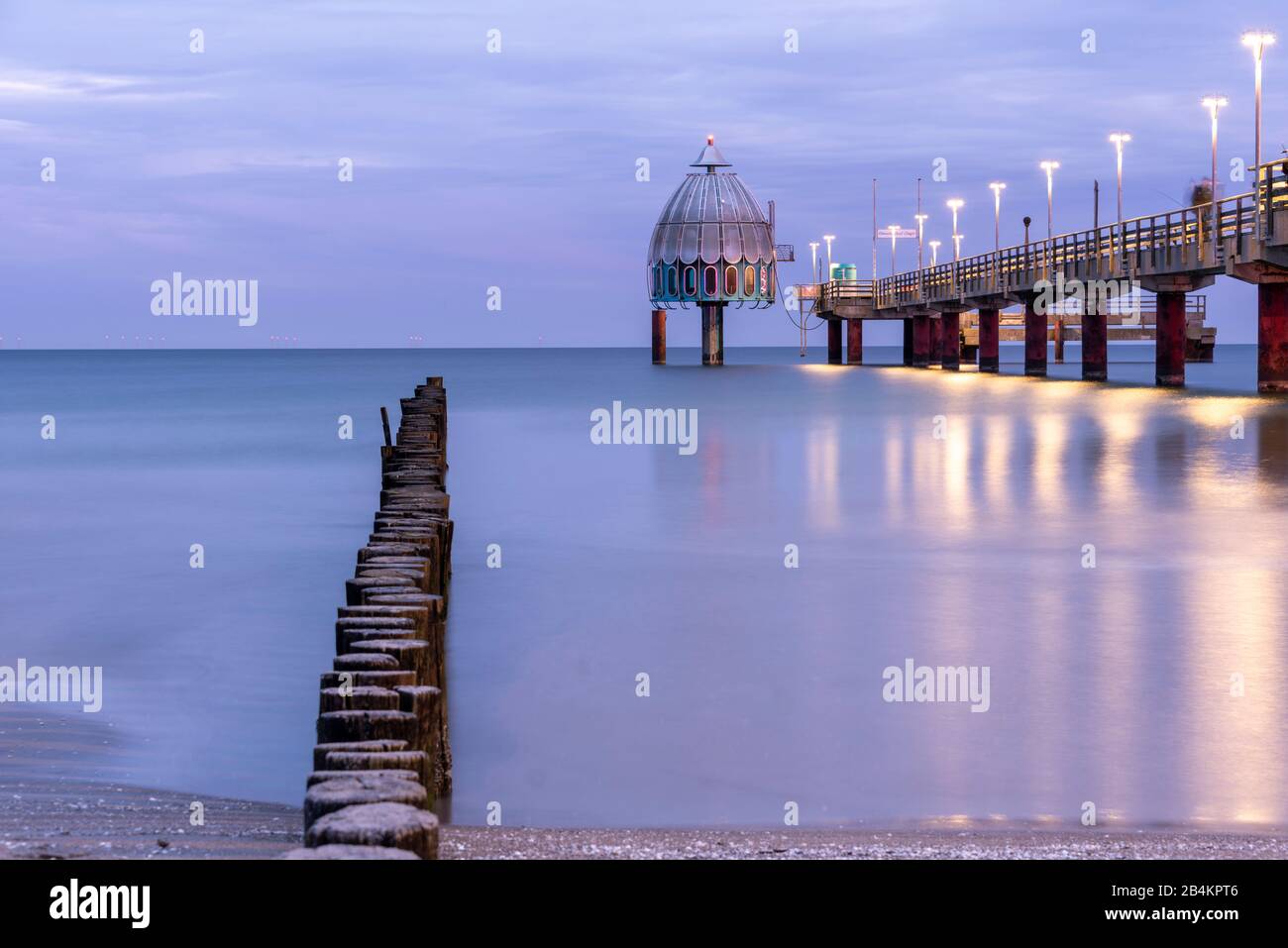 Germania, Meclemburgo-Pomerania anteriore, Zingst, Mar Baltico, campana subacquea, molo Foto Stock