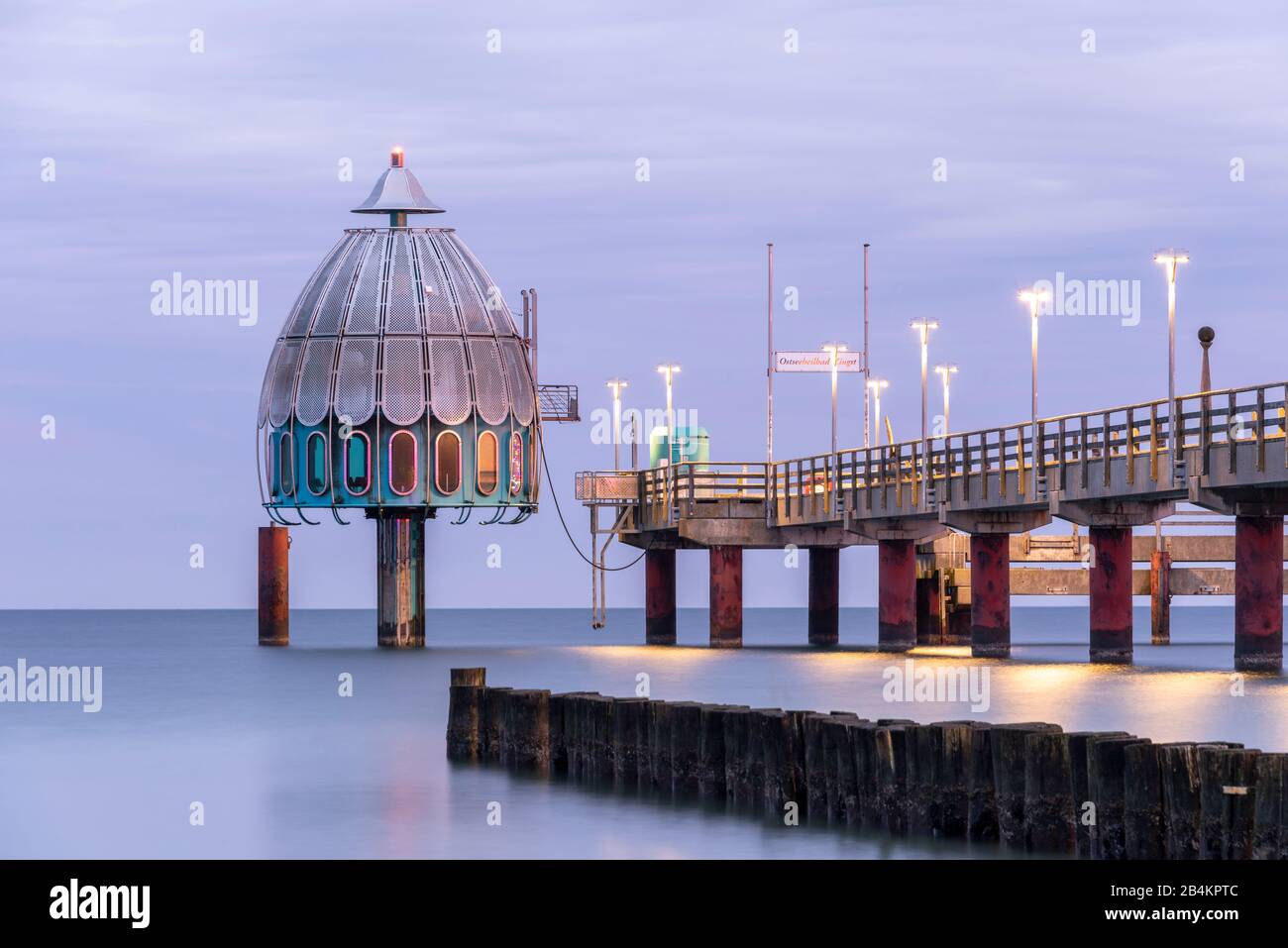 Germania, Meclemburgo-Pomerania anteriore, Zingst, Mar Baltico, campana subacquea, molo Foto Stock