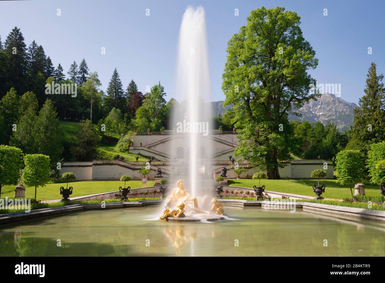 Germania, Baviera, vista dal castello al livello del giardino e la collina con il Tempio di Venere e fontana d'acqua e Königslinde Foto Stock