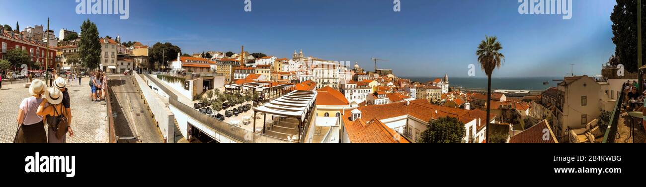 Europa, Portogallo, capitale, centro storico di Lisbona, ripresa panoramica, punto di vista, Miradouro de Santa Luzia, vista sul quartiere Alfama e la baia del Rio Tejo, turisti con selfie Foto Stock