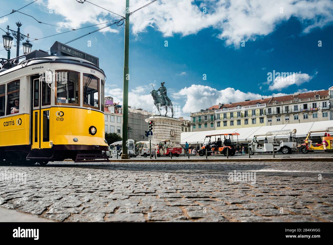 Europa, Portogallo, capitale, città vecchia di Lisbona, Baixa, Praca da Figueira, piazza del mercato, Mercado da Baixa, con linea del tram 12, statua equestre, Estatua de Dom Joao i, Tuk Tuks Foto Stock