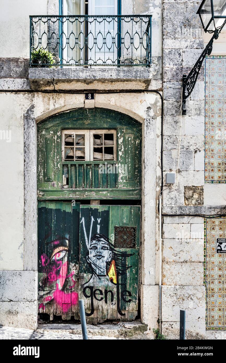 Europa, Portogallo, capitale, centro storico di Lisbona, Alfama, vecchio portale casa, stagionato, con graffiti Foto Stock