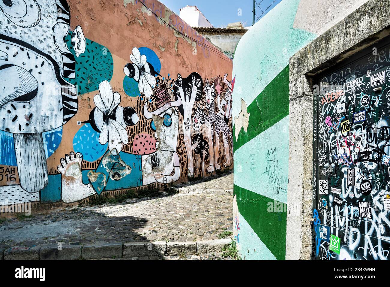 Europa, Portogallo, capitale, centro storico di Lisbona, Alfama, Beco do Maldonado, vicolo con pittura a muro Foto Stock