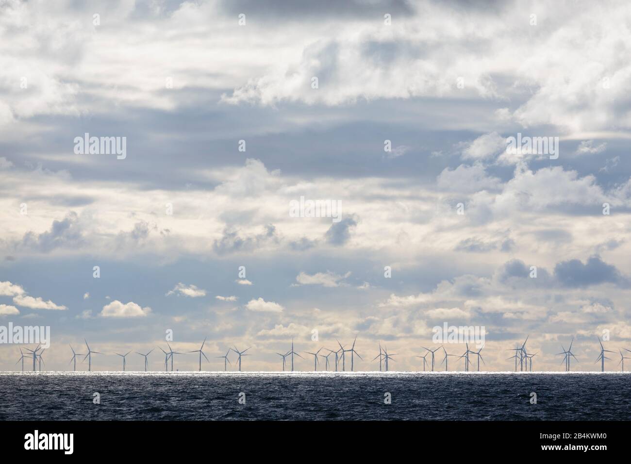 Europa, Dänemark, Bornholm. Zwischen Bornholm und Rügen ragen die Windkraftanlagen des Offshore-Windparks »Wikinger« aus der Ostsee. Foto Stock