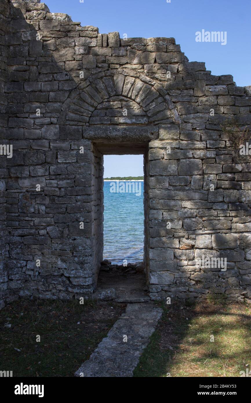 Porta di mattoni verso il mare Foto Stock