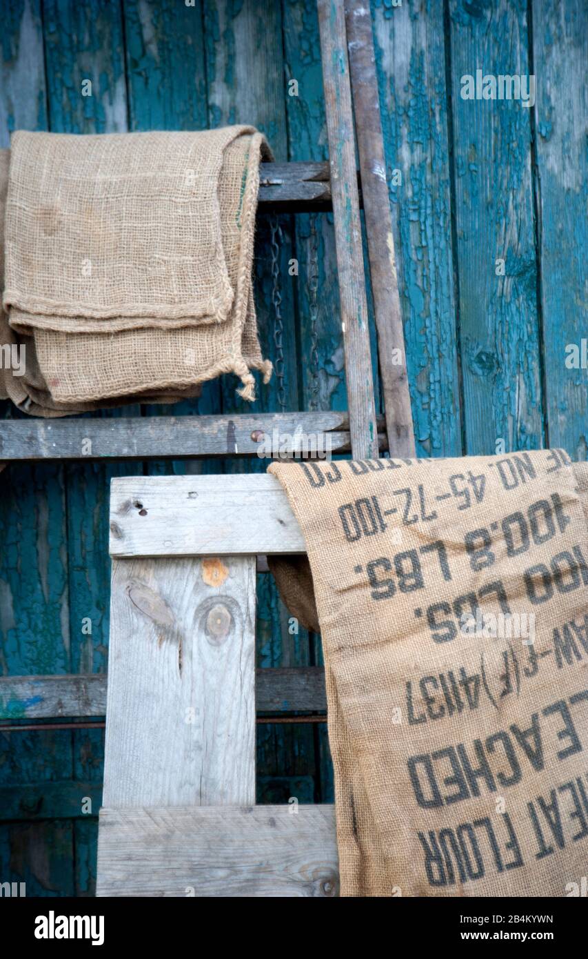 Letto rialzato in pallet e sacchetti di caffè Foto Stock