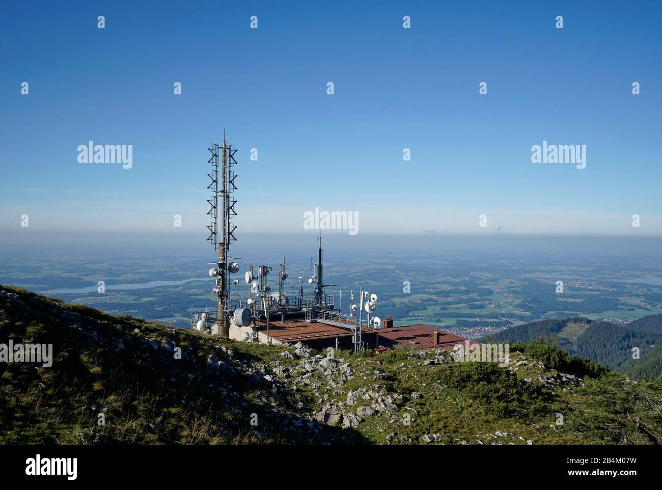 Germania, Baviera, alta Baviera, distretto di Rosenheim, Samerberg, Hochries, 1568m, Hochries trasmettitore di Deutsche Telekom AG, torre di trasmissione, stazione relè Foto Stock