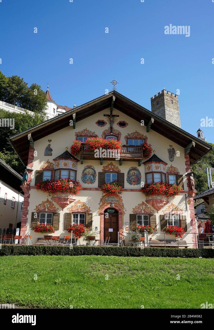 Germania, Baviera, alta Baviera, quartiere di Rosenheim, Neubeuren, piazza del mercato, edificio, informazioni per gli ospiti, pittura di ventilazione, fiori balcone, fiorini Foto Stock