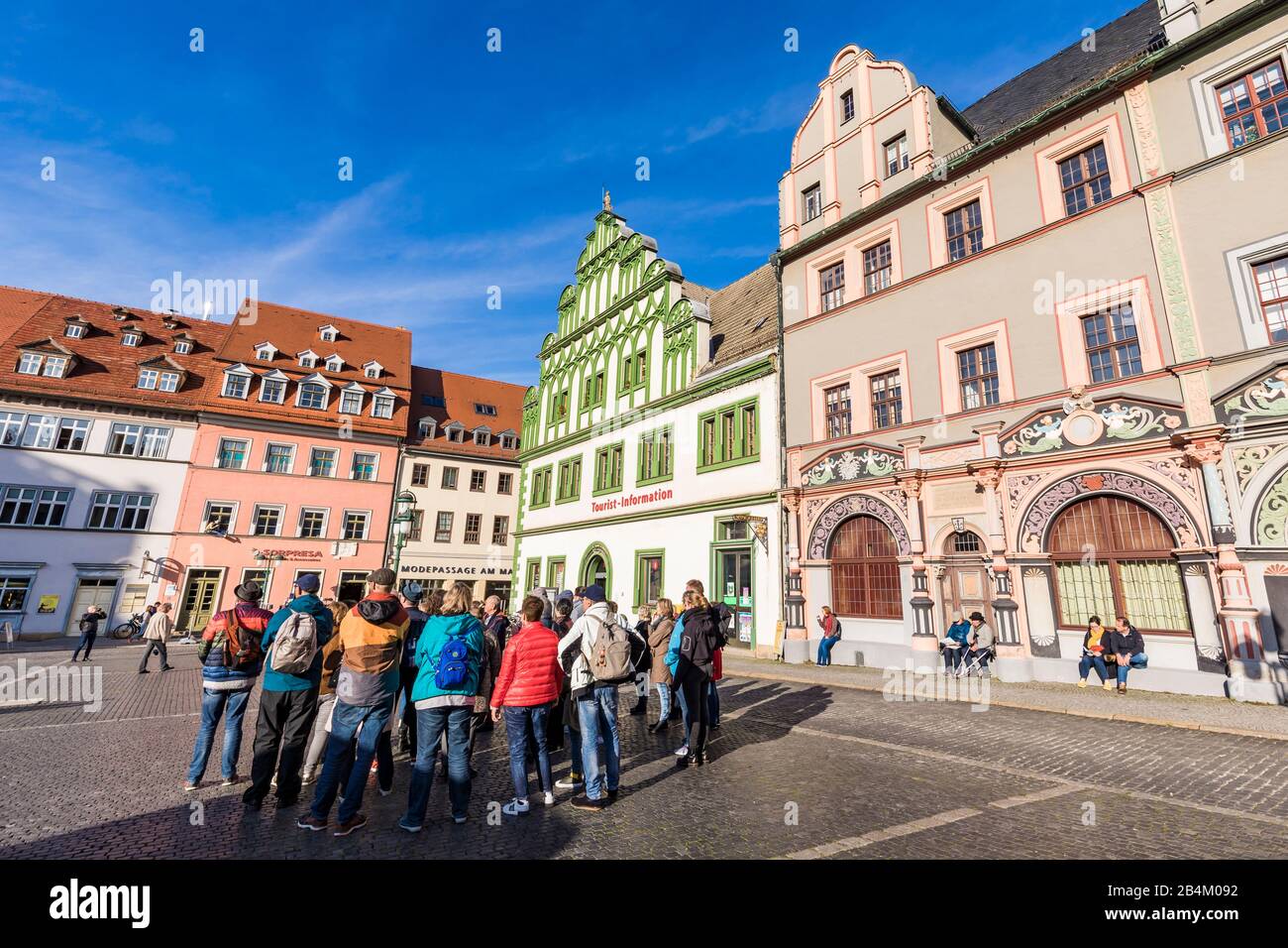 Germania, Turingia, Weimar, città vecchia, mercato, piazza del mercato, Cranachhaus destra, tour della città Foto Stock