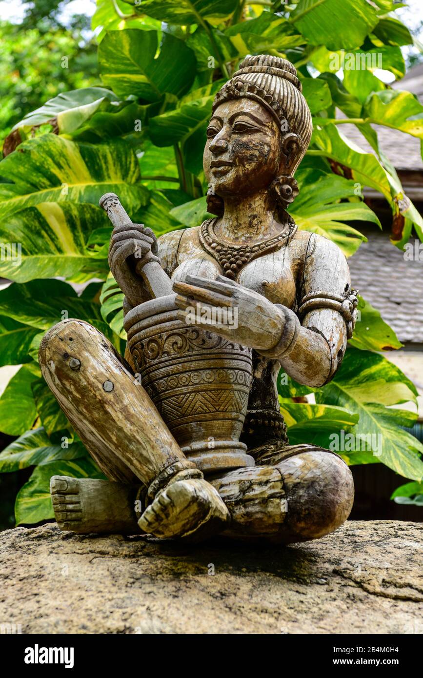 Divine essendo scolpito da teak, Pattaya, Thailandia, Asia Foto Stock