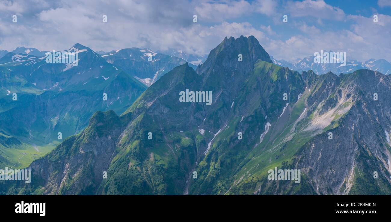 Panorama montano dal Laufbacher Eck-Weg, un sentiero panoramico di montagna dal Nebelhorn all'Oytal, dietro di esso le Alpi Höfats, 2259m, Allgäu, Allgäu, Baviera, Germania, Europa Foto Stock