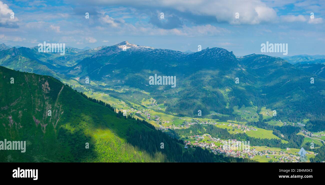 Panorama da Fellhorn, 2038m, a Kleinwalsertal, Allgäu, Vorarlberg, Austria, Europa Foto Stock